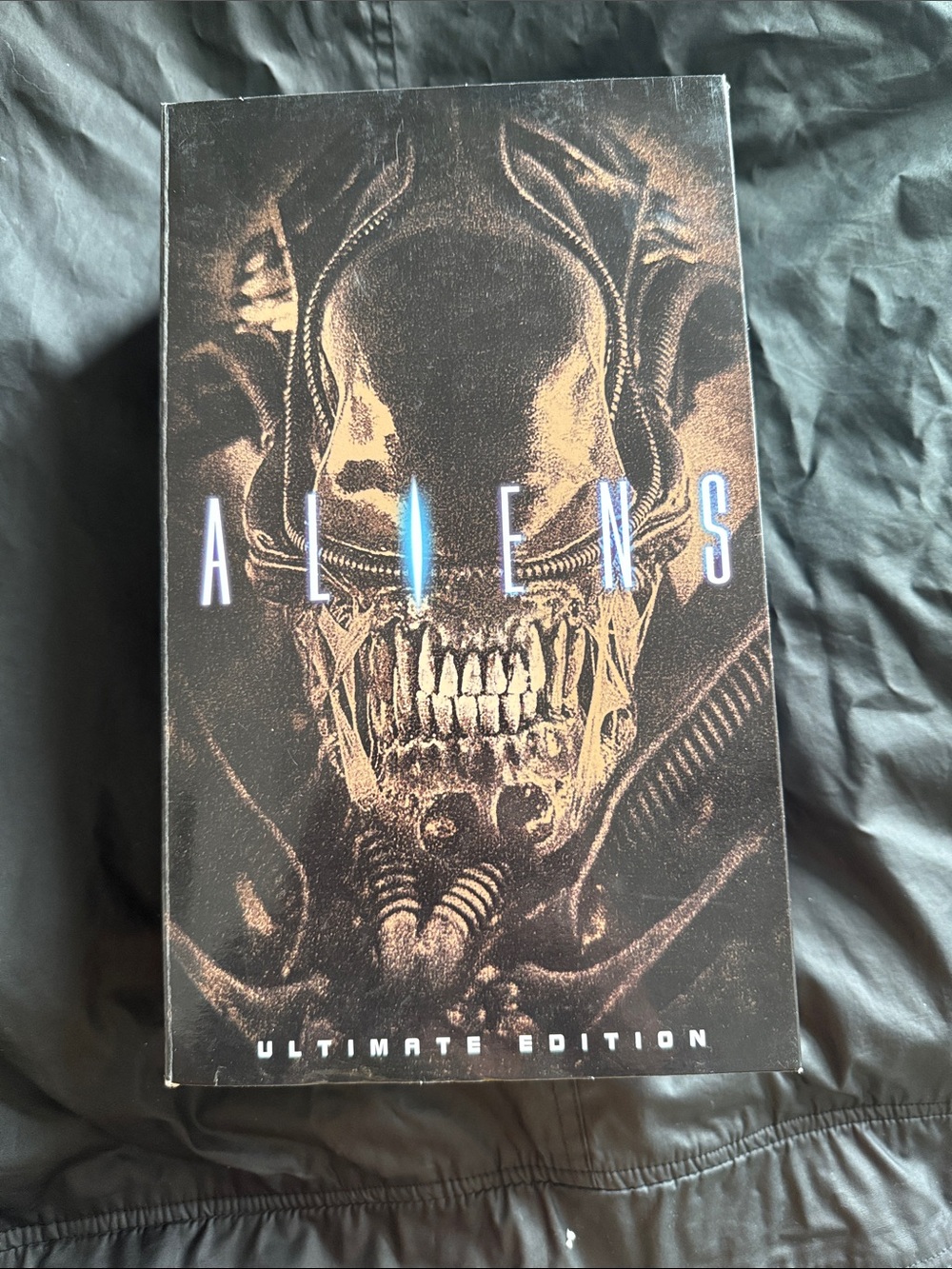 Aliens Ultimate Edition Action Figure Collectible - Black and Gold